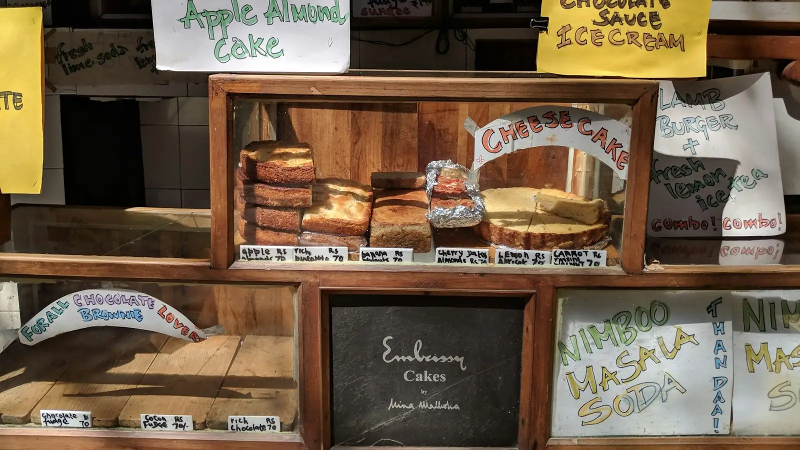 Cake, brownie aur pastry se bhara bakery ka showcase