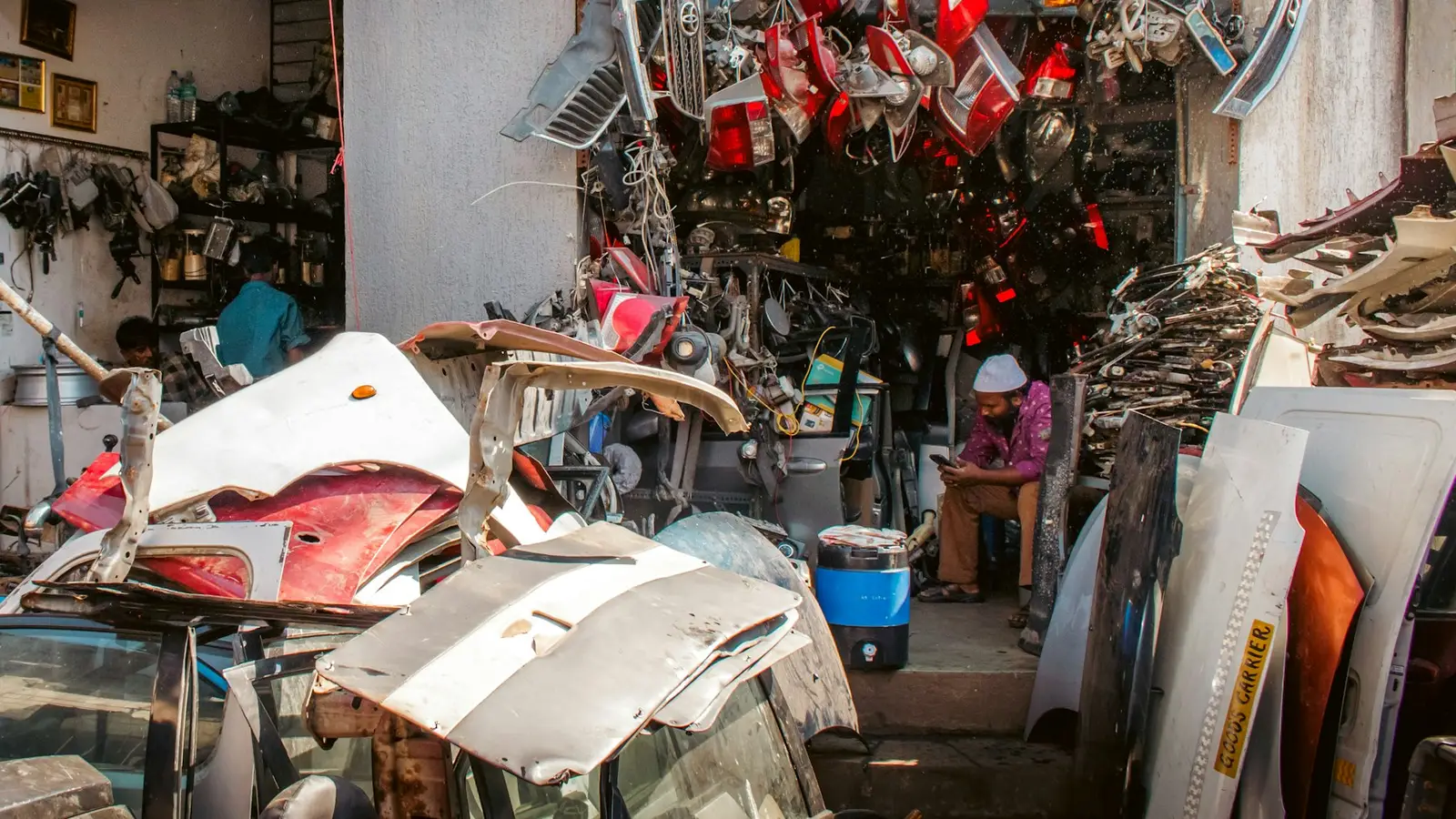 Car aur bike ke parts se bhari auto parts dukan