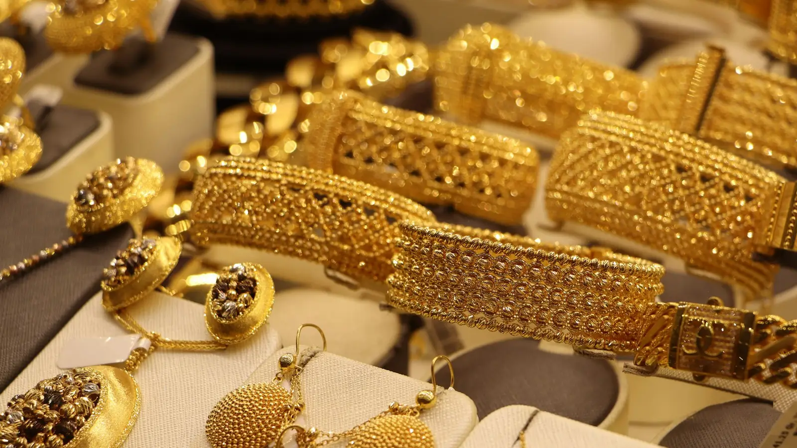 Jewellery dukan me saje sone ke kangan aur bracelet